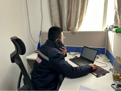 图为北京移动装维工程师远程指导用户排障